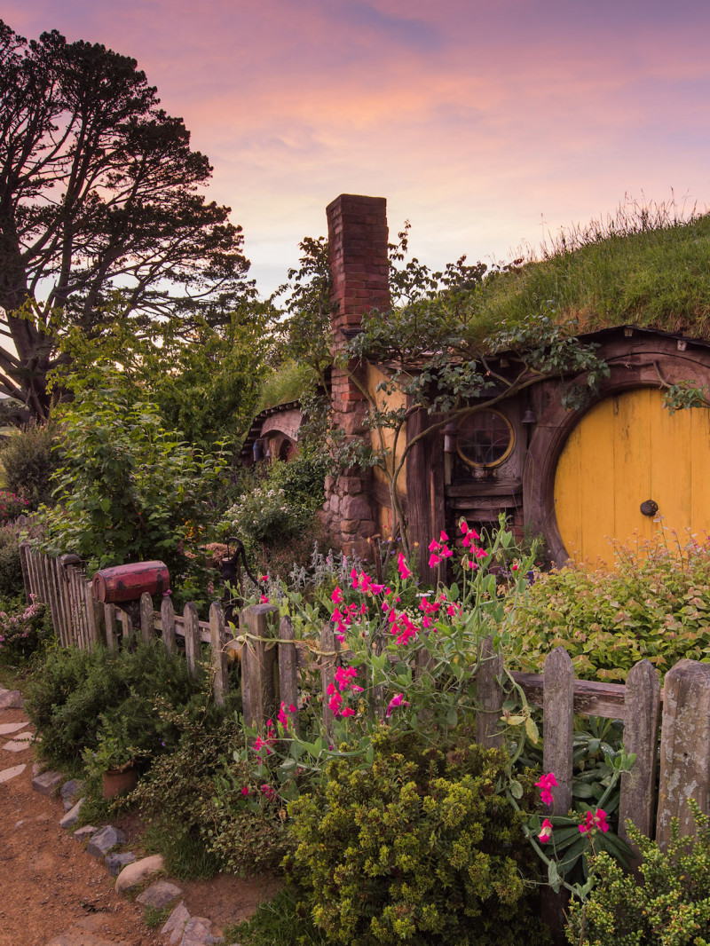 Hobbiton & Waitomo Glowworm Caves Tour from Auckland 1